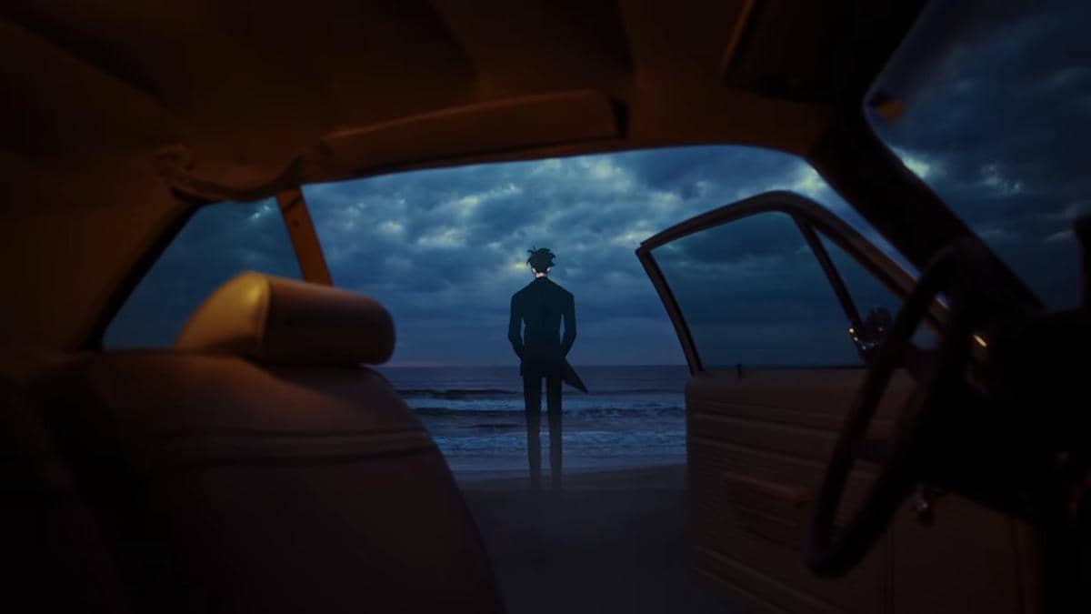 Seorang karakter berdiri di tepi pantai saat senja, dilihat dari dalam mobil dengan pintu terbuka dan langit berawan gelap.