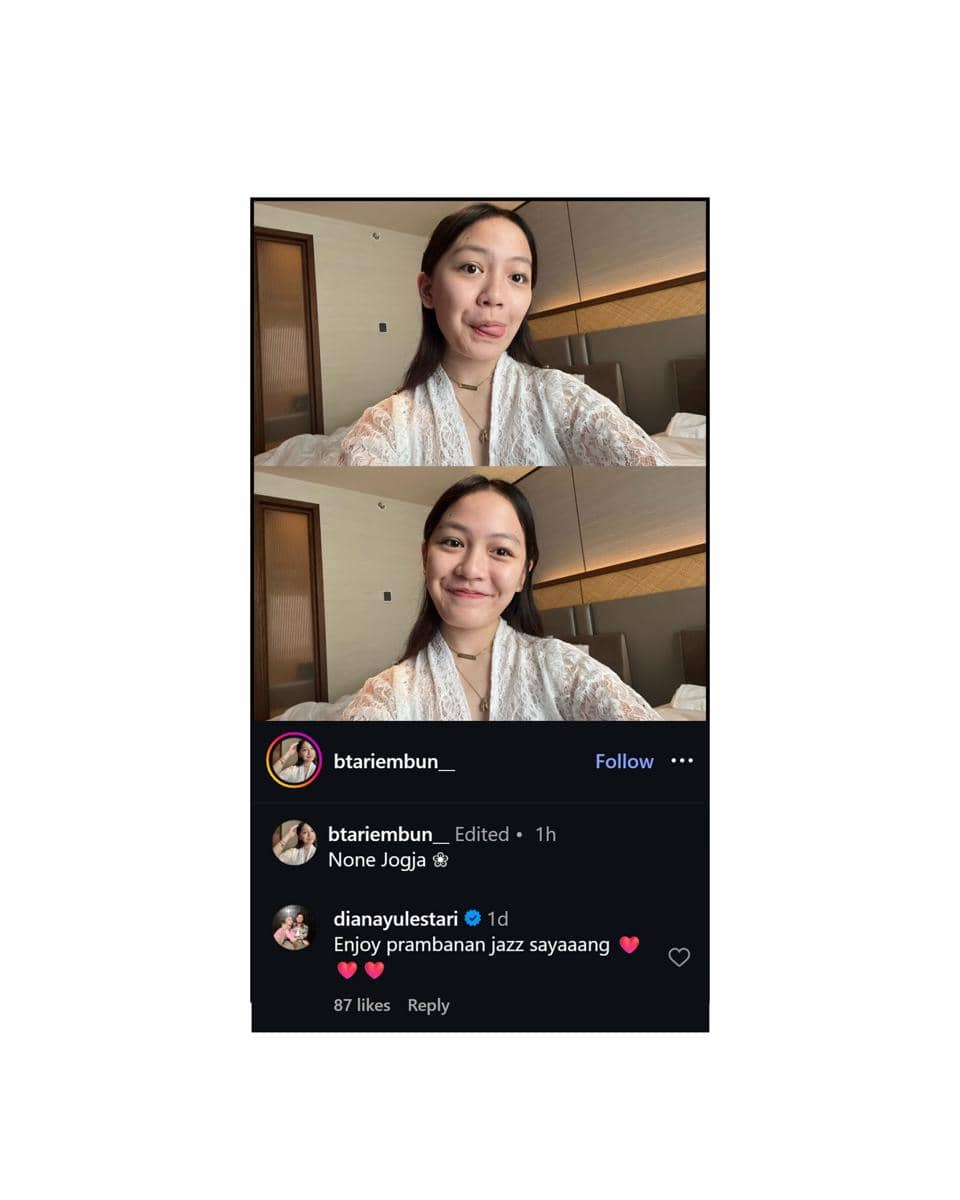 Seorang perempuan berpose selfie di kamar hotel dengan pakaian putih, tersenyum dan menjulurkan lidah dalam dua foto berbeda.