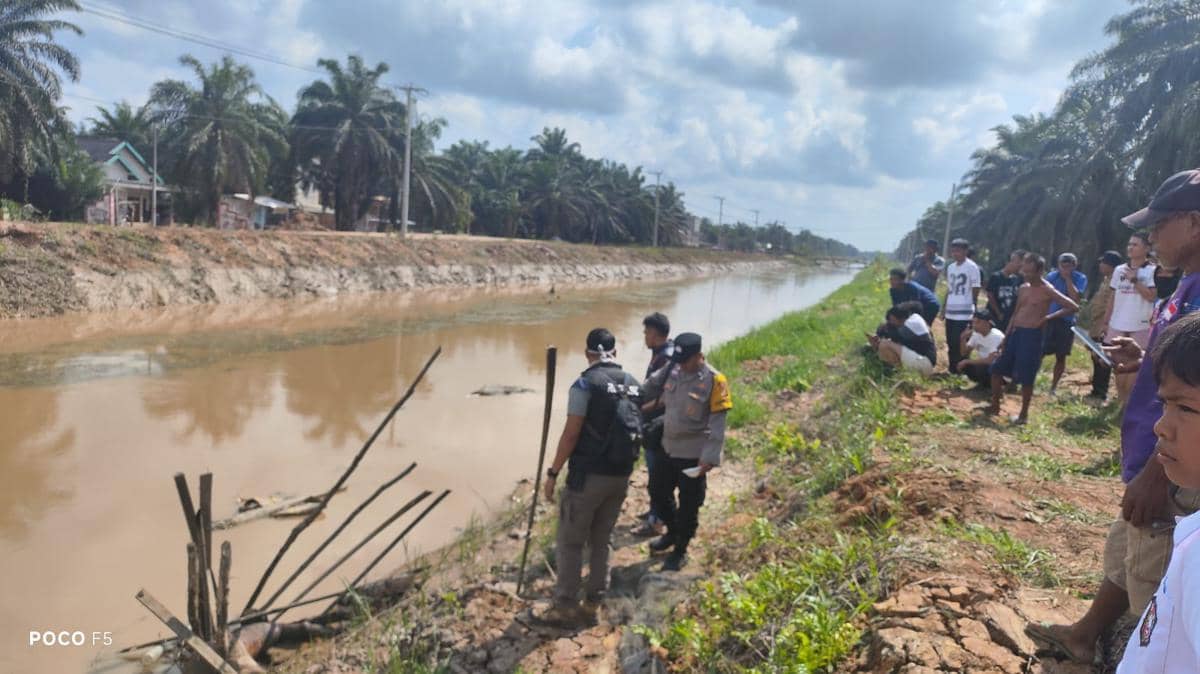 Personel Polsek Babat Supat saat mengevakuasi jasad pria tanpa identitas di Parit Primer.