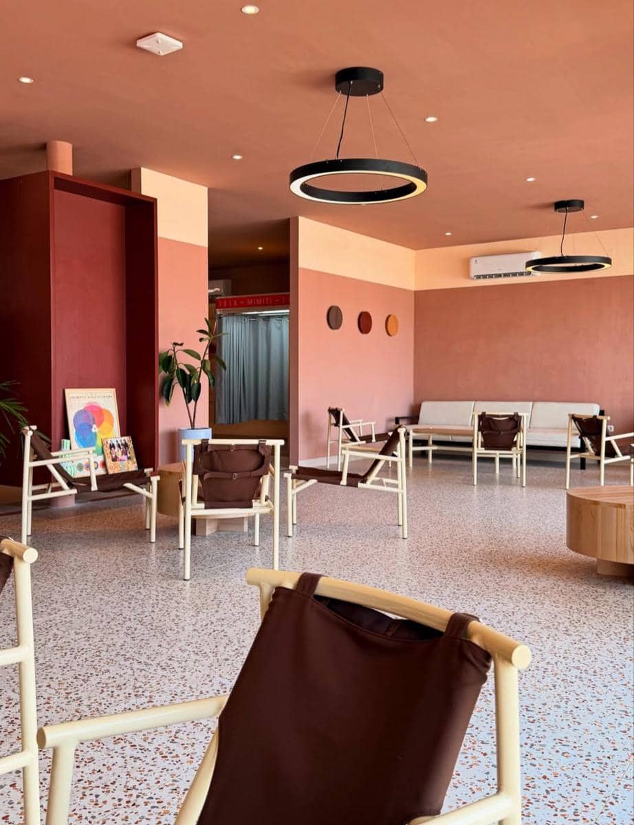 Interior kafe Mimiti Coffee & Space di Bandar Lampung dengan desain modern minimalis, kursi kayu, dan pencahayaan hangat.