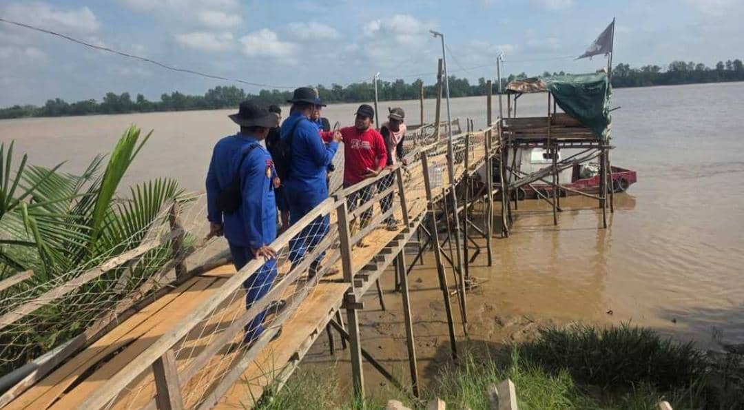 Personel Ditpolairud Polda Sumsel saat mencari korban hilang diterkam buaya.
