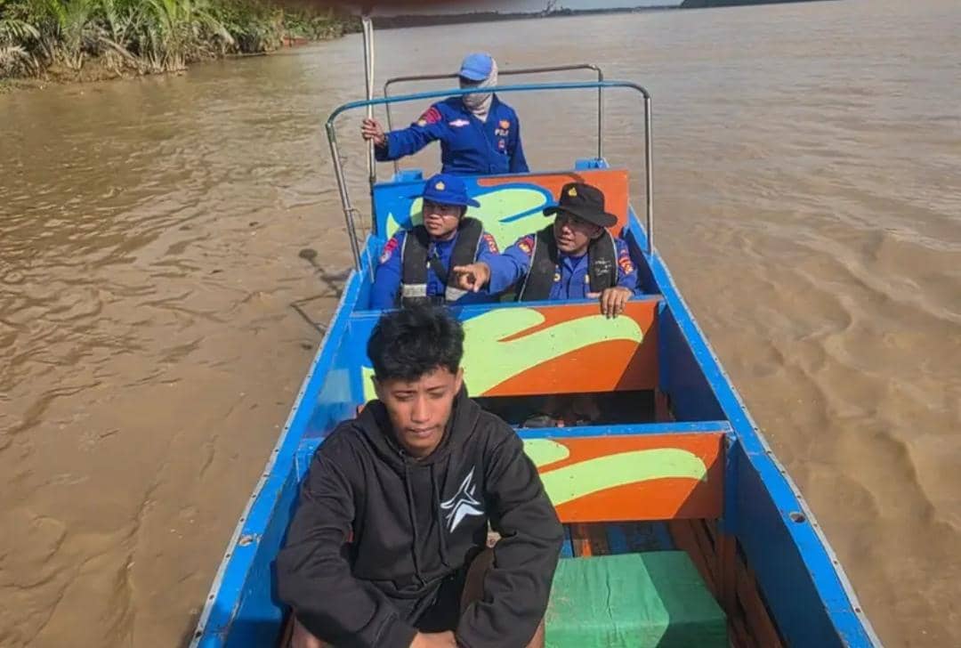 Personel Ditpolairud Polda Sumsel saat mencari korban hilang diterkam buaya.