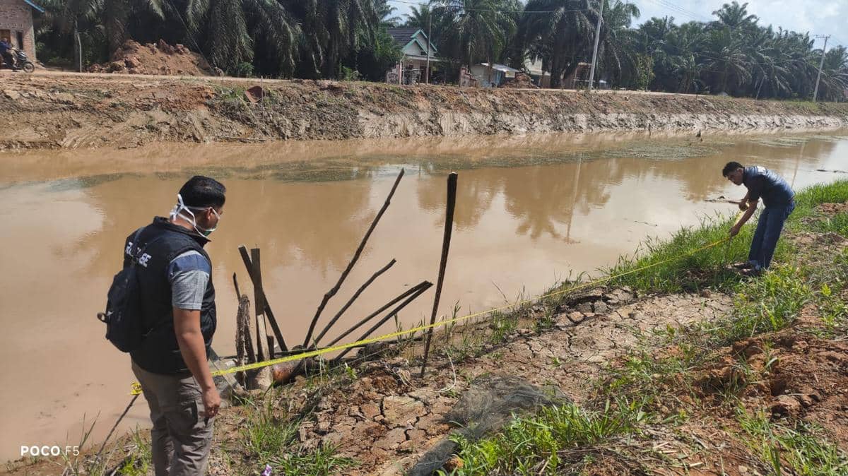 Mayat Tanpa Identitas Ditemukan Mengapung di Aliran Parit Babat Supat
