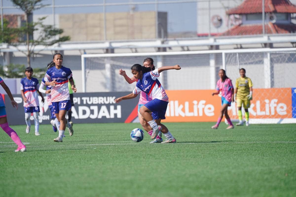 Pemain sepak bola wanita berebut bola di lapangan dalam pertandingan Hydroplus Soccer League All Stars 2025/26.