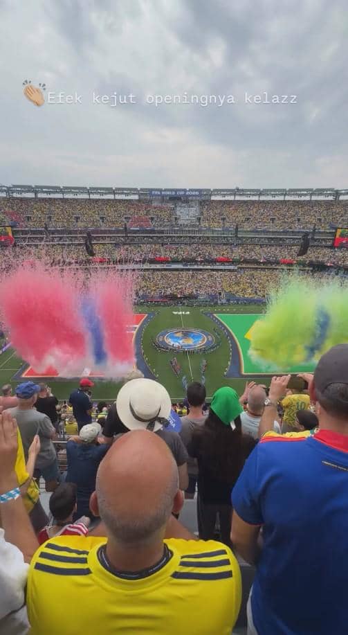 Penonton memenuhi stadion besar saat pertandingan Norwegia melawan Brasil di Piala Dunia 2026 dengan efek warna-warni di lapangan.