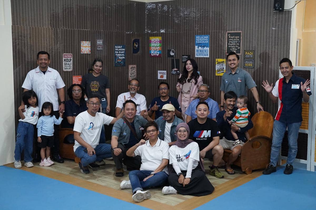 Anggota komunitas BMW berfoto bersama dalam acara yang didukung Repsol, menargetkan pengguna mobil Eropa di Indonesia.