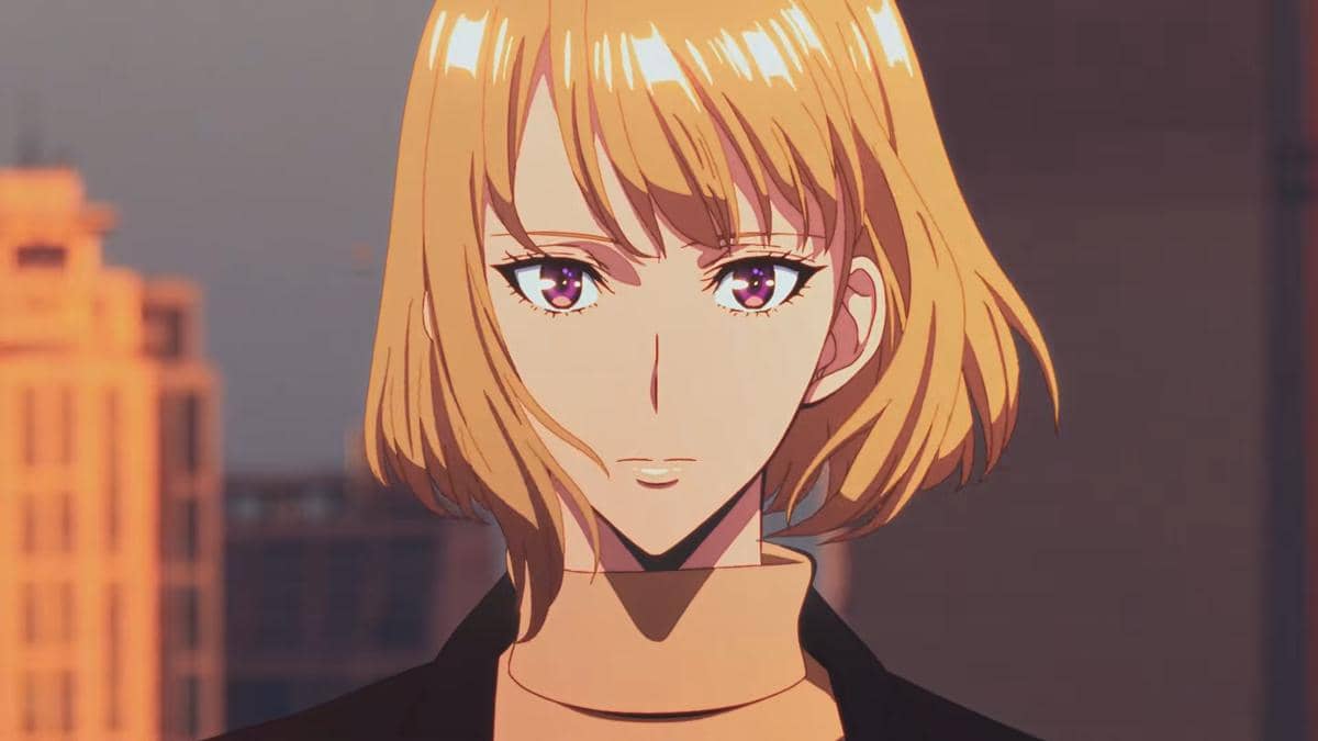Karakter anime berambut pirang pendek dengan mata ungu menatap ke depan di latar kota saat senja dalam cuplikan Solo Leveling: Beyond the System.