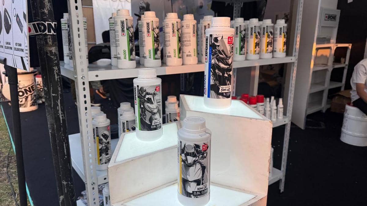 Deretan produk pelumas motor Ipone dipajang di rak pameran acara Iron Pipe 2026 dengan pencahayaan hangat di area stan.