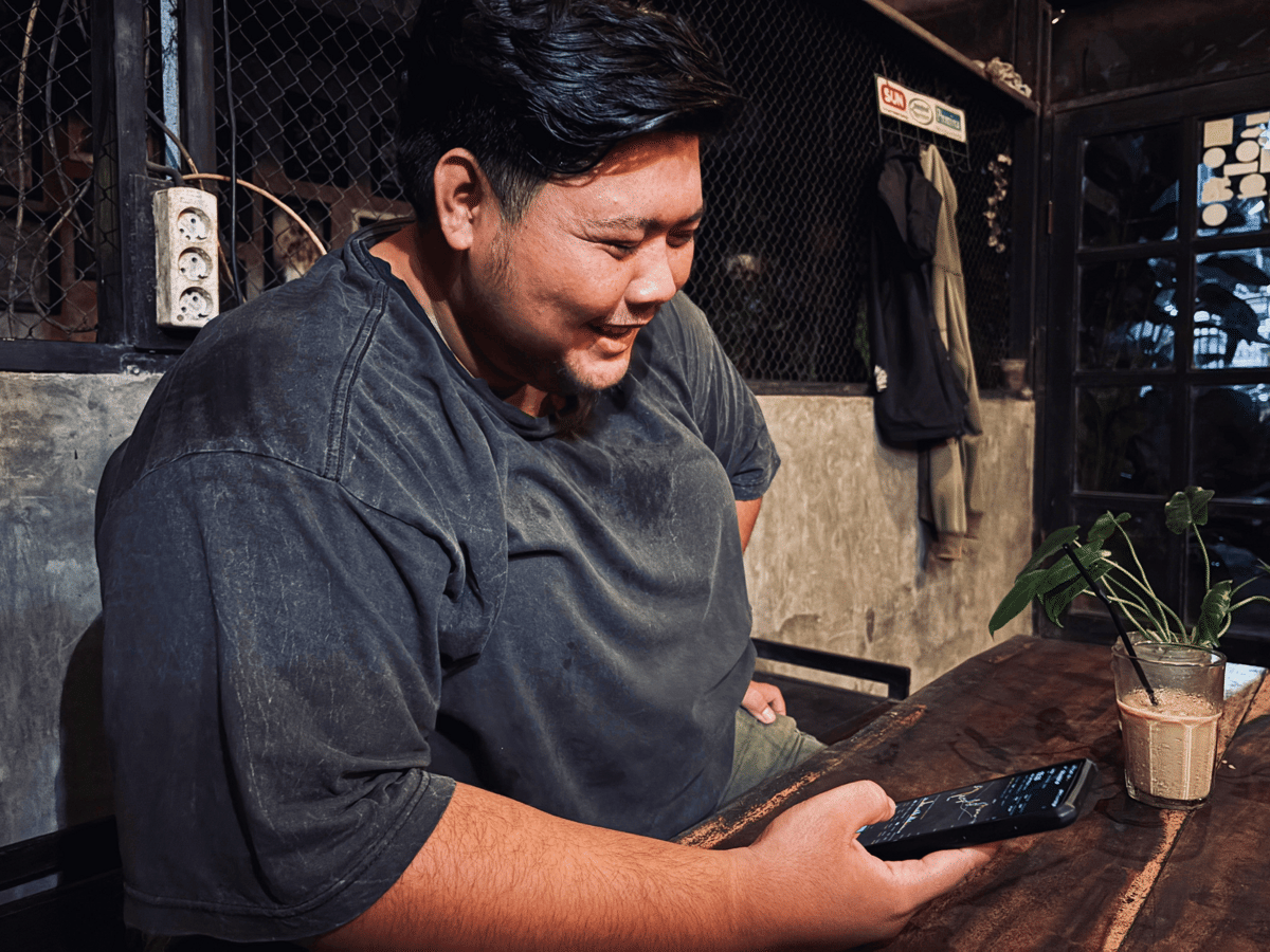 Tyo, trader asal Palembang sedang memantau candlestick menggunakan jaringan 5G Tri yang sudah mencakup di sekitar 75 persen wilayah kota.