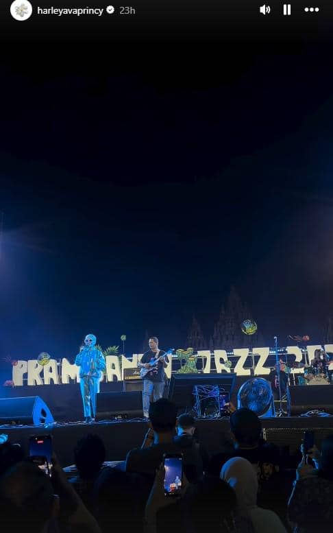 Penampilan musisi di panggung Prambanan Jazz Festival 2026 dengan latar belakang candi dan penonton yang mengabadikan momen.