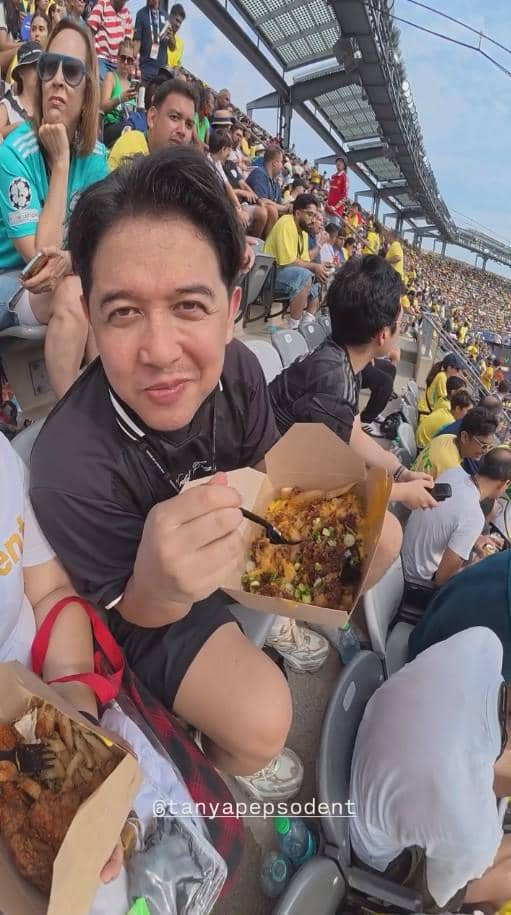 Seorang penonton memegang makanan di tribun stadion saat menyaksikan pertandingan sepak bola Norwegia melawan Brasil di Piala Dunia 2026.