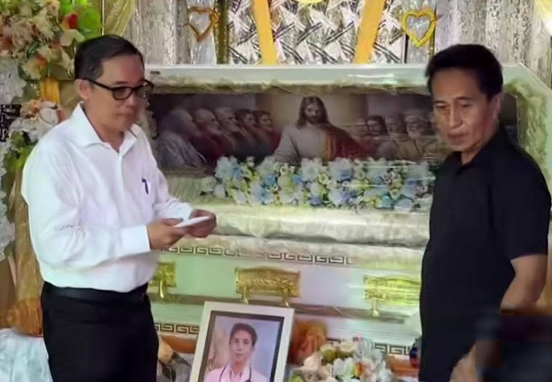 Prosesi pemakaman dr. Adrian Rantung (PPDS Anestesi RSUP Prof. Dr. R. D. Kandou Manado dilangsungkan di kampung halamannya di Sulawesi Utara
