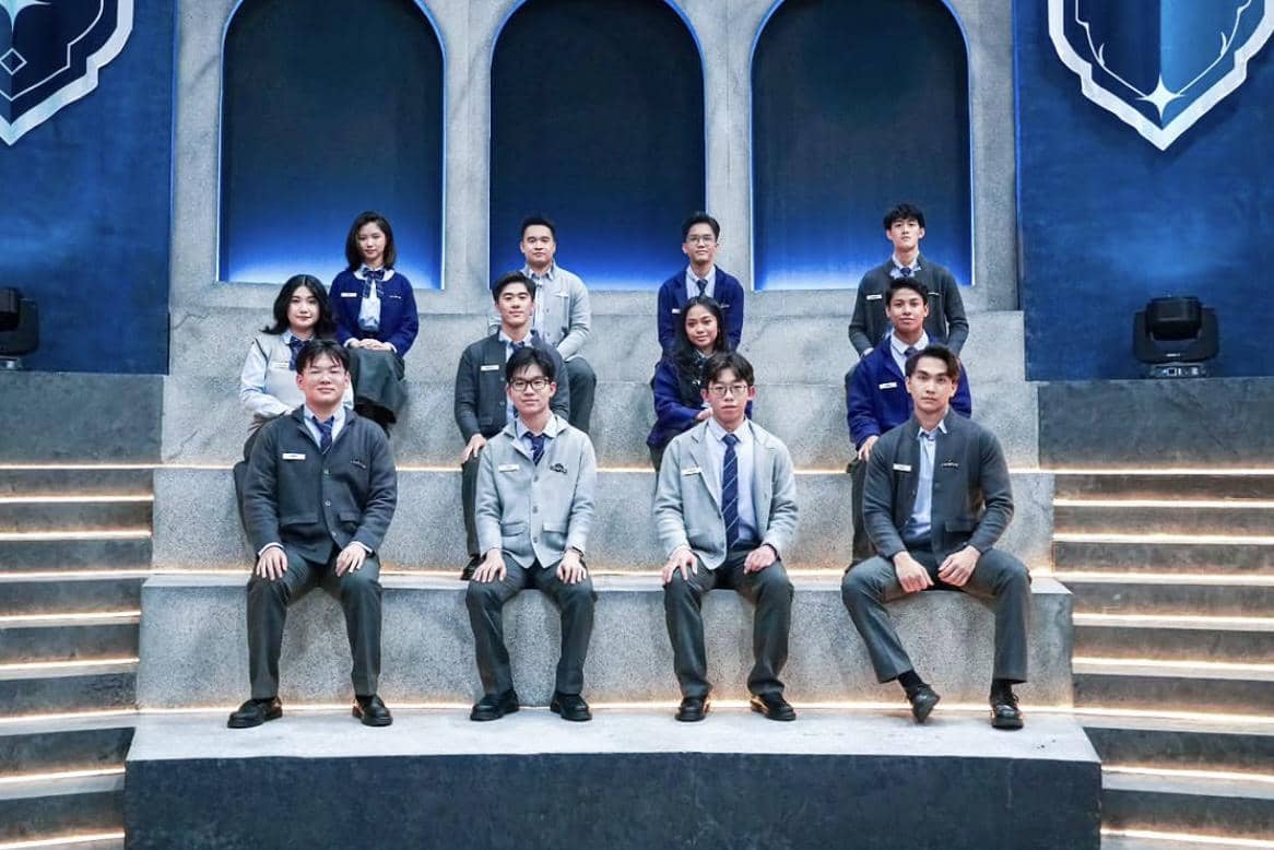 Sebelas peserta duduk berbaris di panggung bertema biru dan abu-abu dalam acara Clash of Champions Season 3.