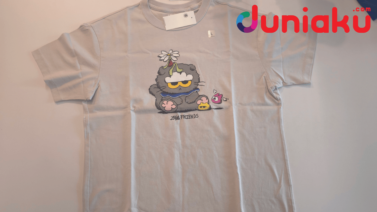 Kaos UNIQLO ZO&FRIENDS berwarna abu-abu dengan ilustrasi karakter lucu berwarna di bagian depan dan label ukuran L di kerah.