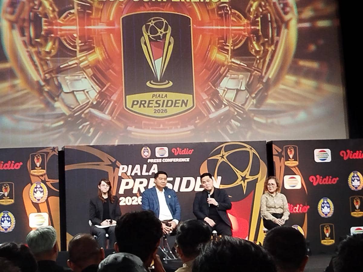 Konferensi pers peluncuran Piala Presiden 2026 dengan beberapa pembicara duduk di panggung di depan latar logo turnamen.