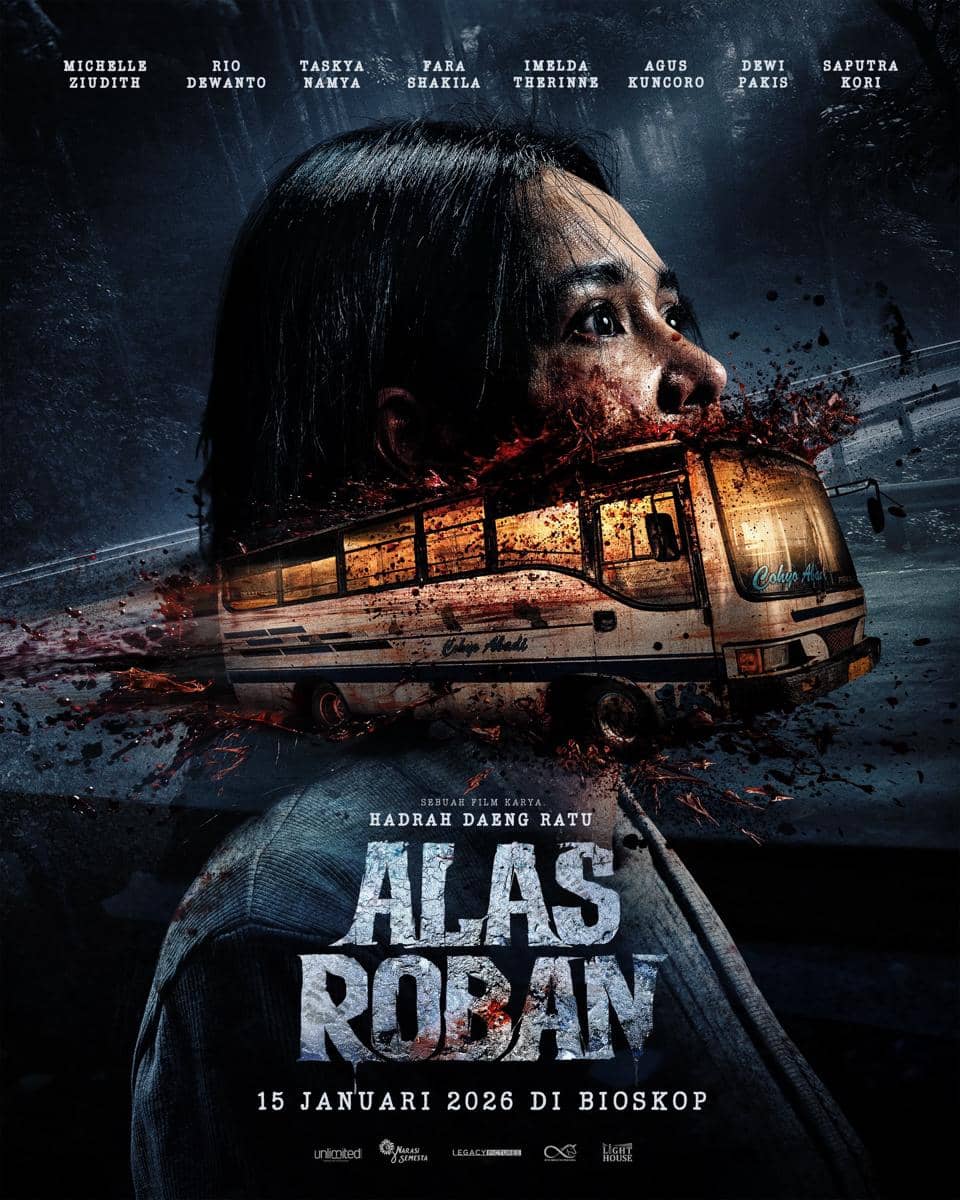 Poster film Alas Roban menampilkan wajah seorang perempuan dengan efek visual bus yang hancur di tengah suasana gelap dan mencekam.