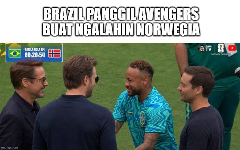 Seorang pemain tim nasional Brasil berjabat tangan dengan tiga pria di tepi lapangan dengan tulisan lucu tentang Brasil dan Norwegia di atasnya.