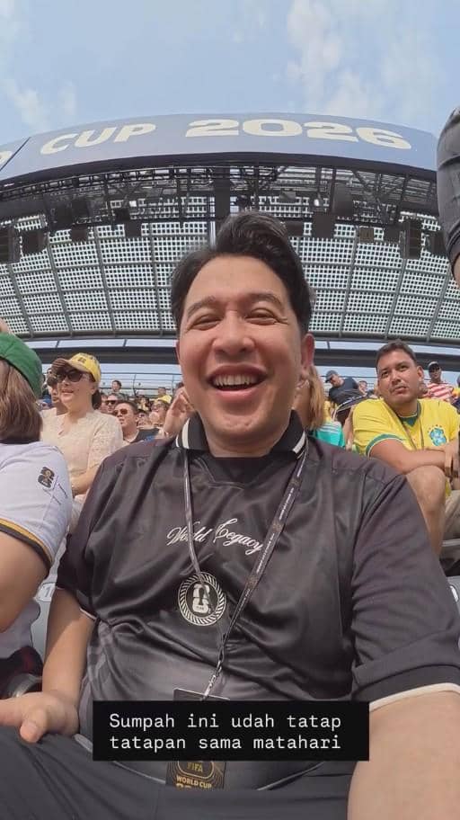 Seorang penonton tersenyum lebar di tribun stadion saat menyaksikan pertandingan Norwegia melawan Brasil di Piala Dunia 2026.