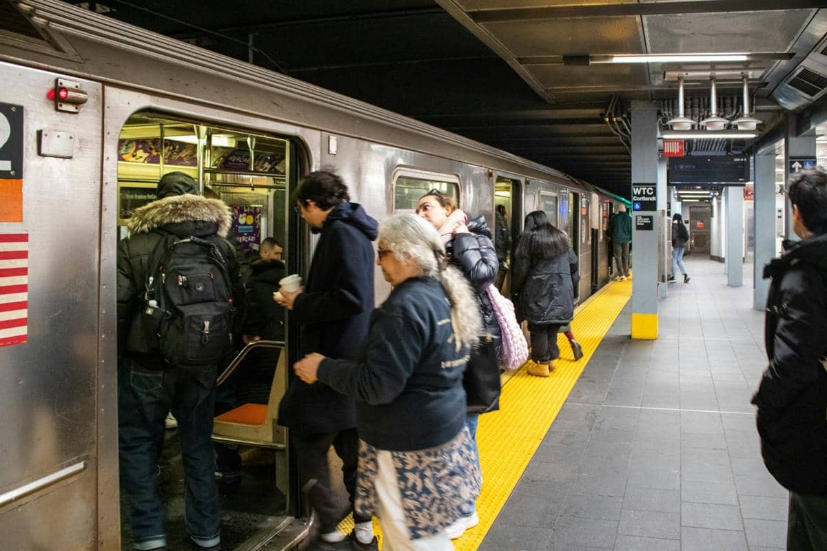 ilustrasi naik transportasi umum New York