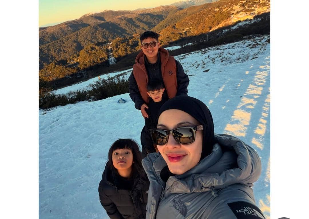 potret liburan keluarga Ratna Galih di Mt Buller