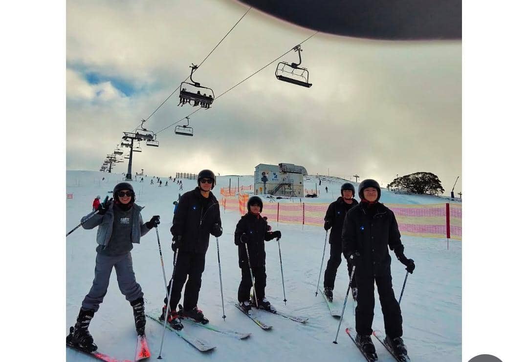potret liburan keluarga Ratna Galih di Mt Buller