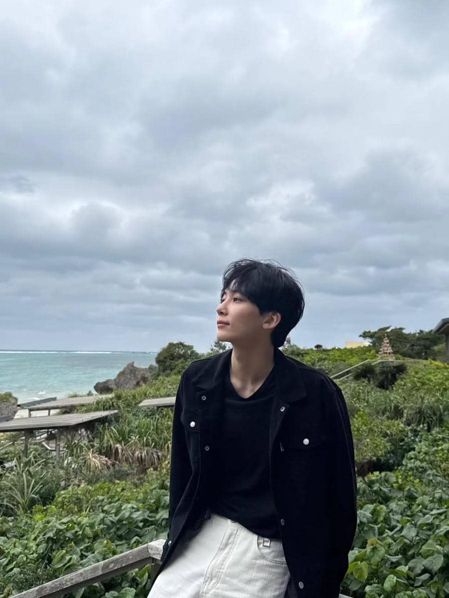 outfit musim panas nuansa monokrom ala Jeonghan SEVENTEEN 