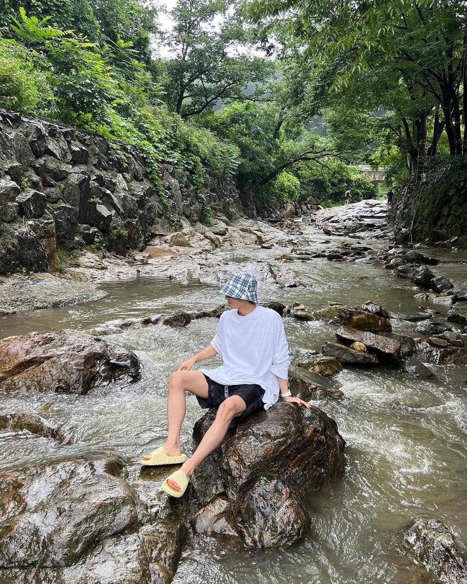 outfit liburan ala Jeonghan SEVENTEEN 