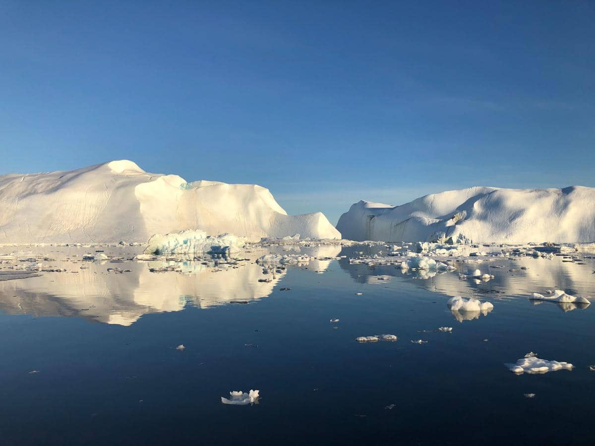 ilustrasi gunung es bermigrasi ke laut Greenland
