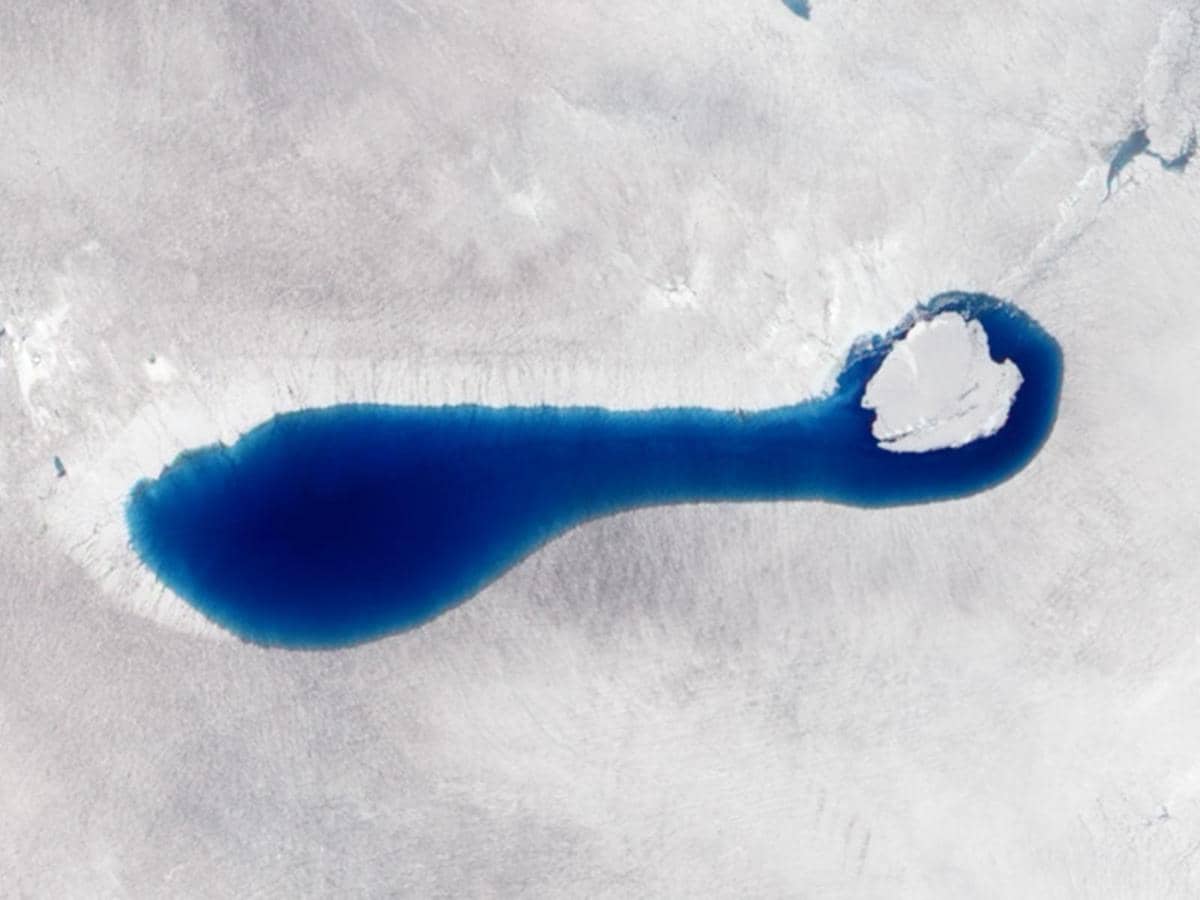 ilustrasi danau biru misterius di Greenland