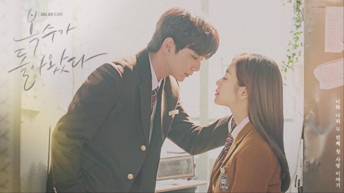 Dua siswa berseragam sekolah berdiri saling berhadapan dengan ekspresi romantis di poster drama My Strange Hero.