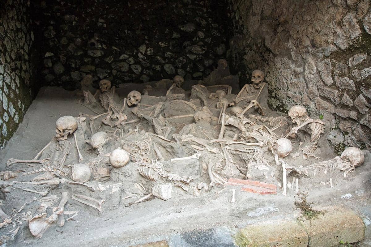 Penemuan kerangka manusia di Fornici Kota Kuno Herculaneum, Italia