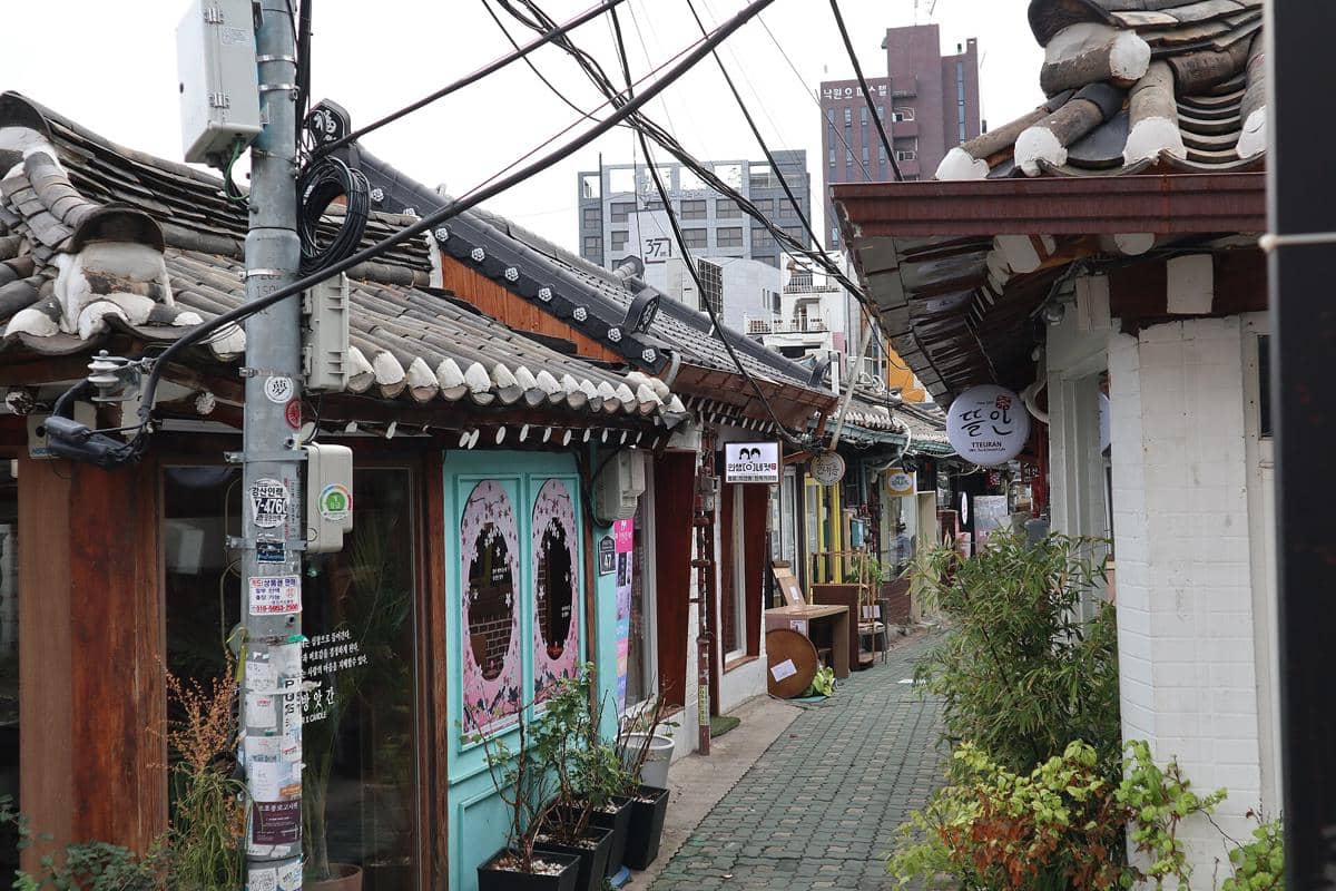 Deretan rumah tradisional bergaya hanok di Ikseon-dong, Seoul, dengan jalan sempit dan toko-toko kecil di sepanjang gang.