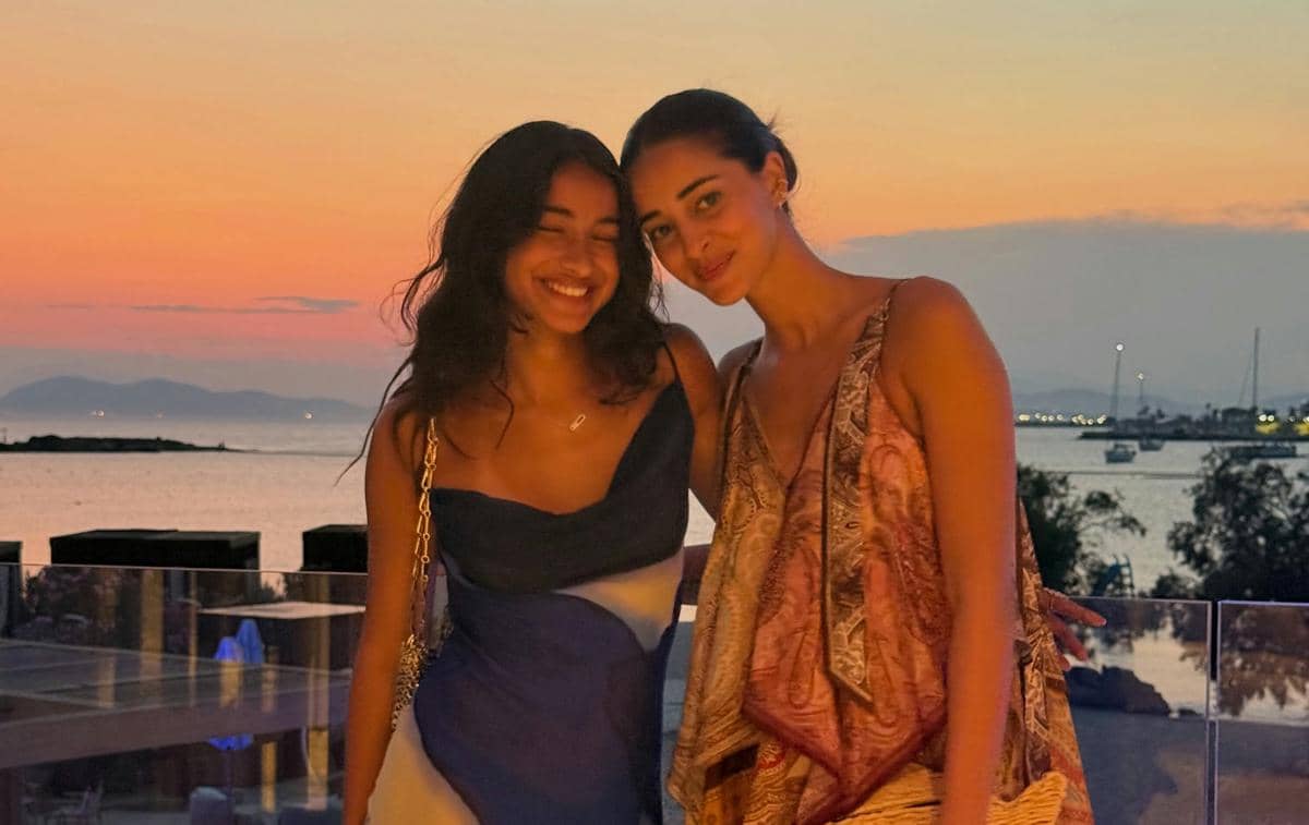 8 Potret Ananya Panday Liburan ke Yunani, Seru Bareng Adik!