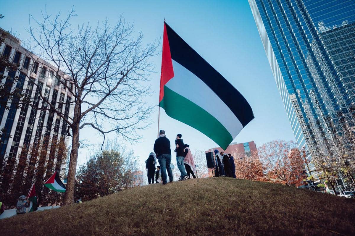 Bendera Palestina sedang berkibar.