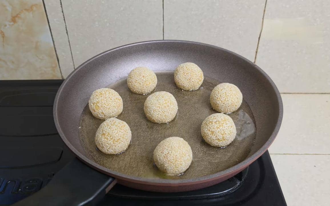 ilustrasi menggoreng onde-onde
