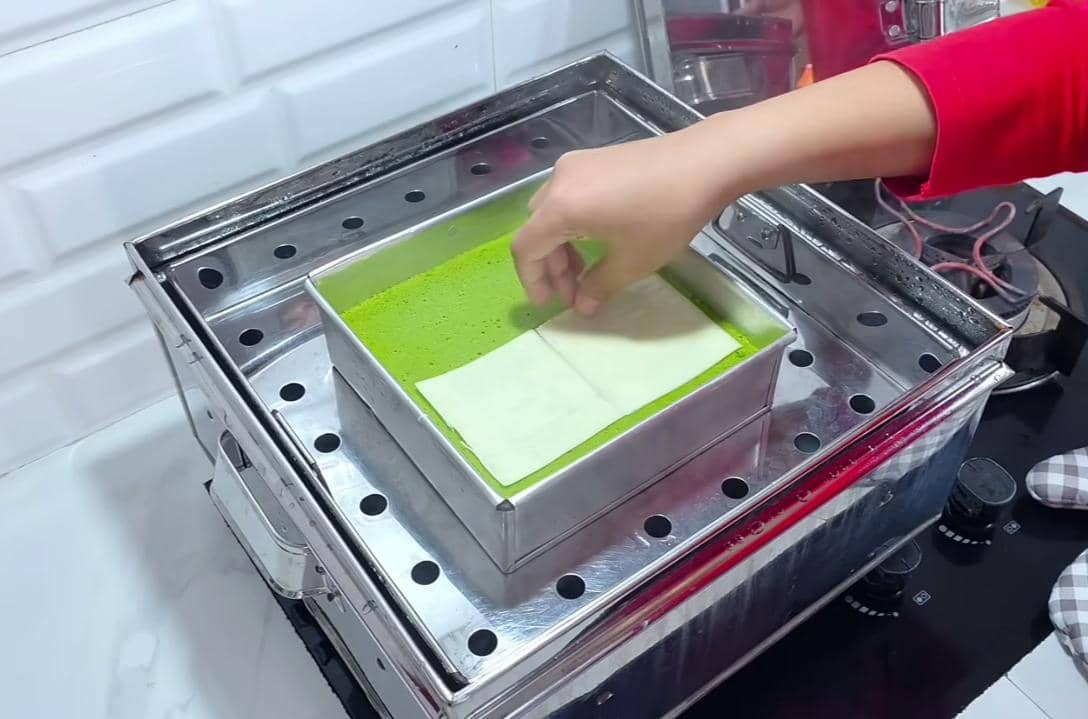 ilustrasi mengukus bolu matcha lapis keju