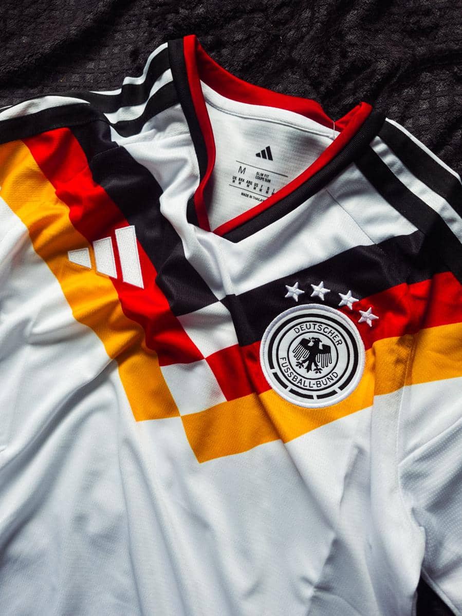 ilustrasi model kerah jersey cowok (pexels.com/Allan Carvalho)