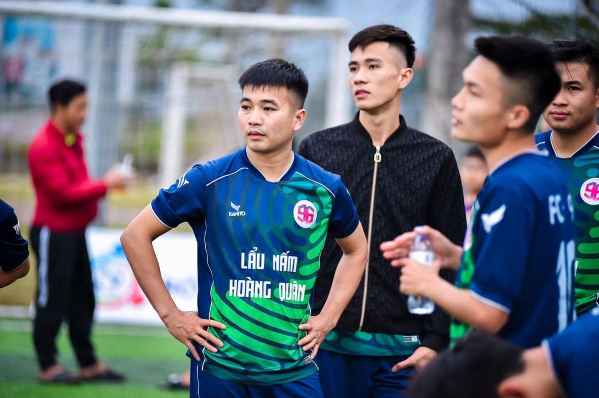 ilustrasi bentuk pinggang jersey pada cowok (pexels.com/ANH LÊ)