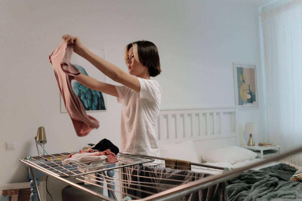 5 Tips Mengeringkan Baju di Kamar Kos Tanpa Bau Apek
