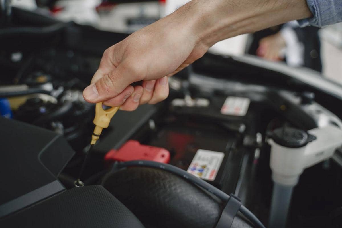 5 Cara Mengecek Oli Mesin Mobil Sendiri di Rumah, Gampang Banget!