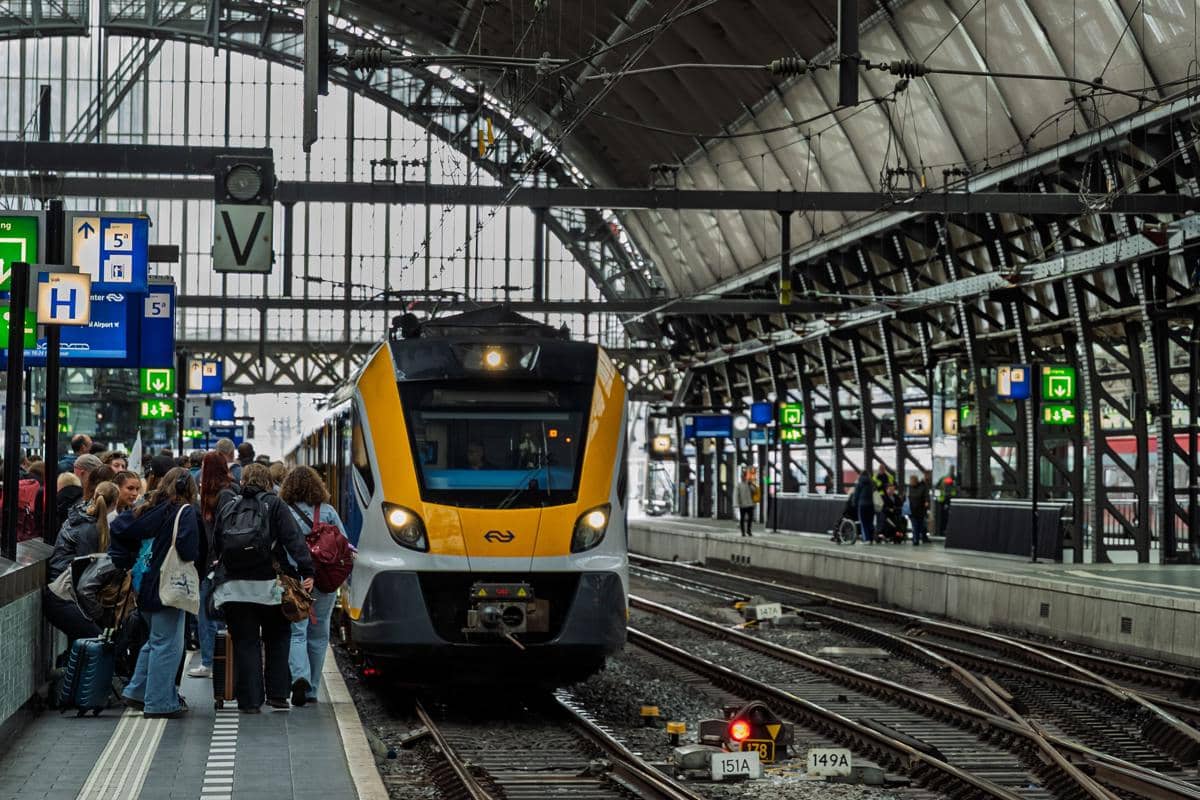 ilustrasi orang menaiki gerbong kereta api