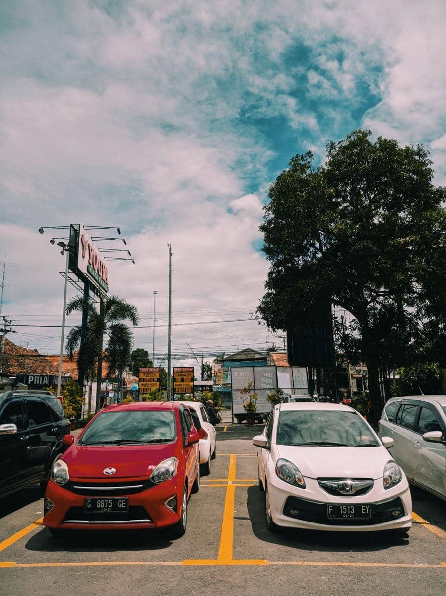 ilustrasi parkir mobil