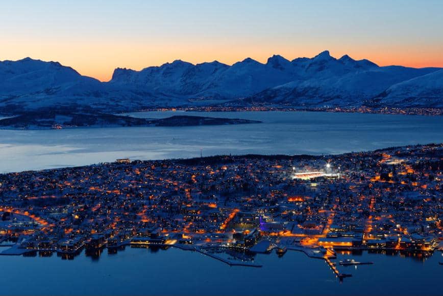 ilustrasi matahari tengah malam di Tromso, Norwegia