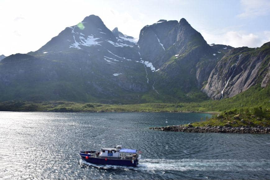 ilustrasi berlayar melalui fjord