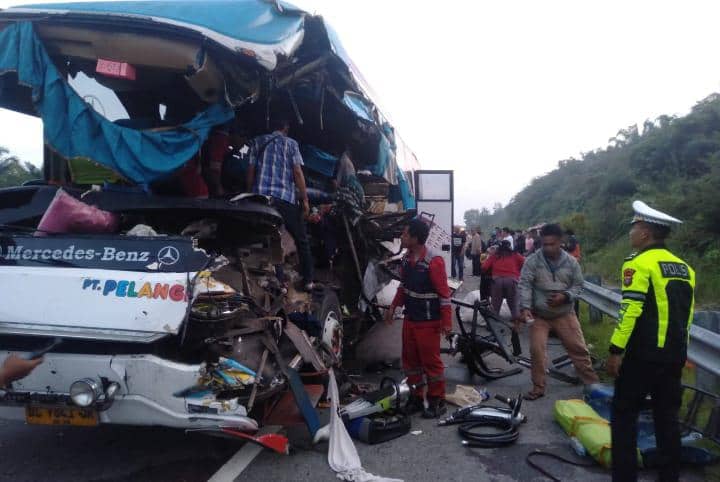 Bus Pelangi Tabrak Tronton di Tol Pekanbaru-Dumai, 2 Penumpang Tewas