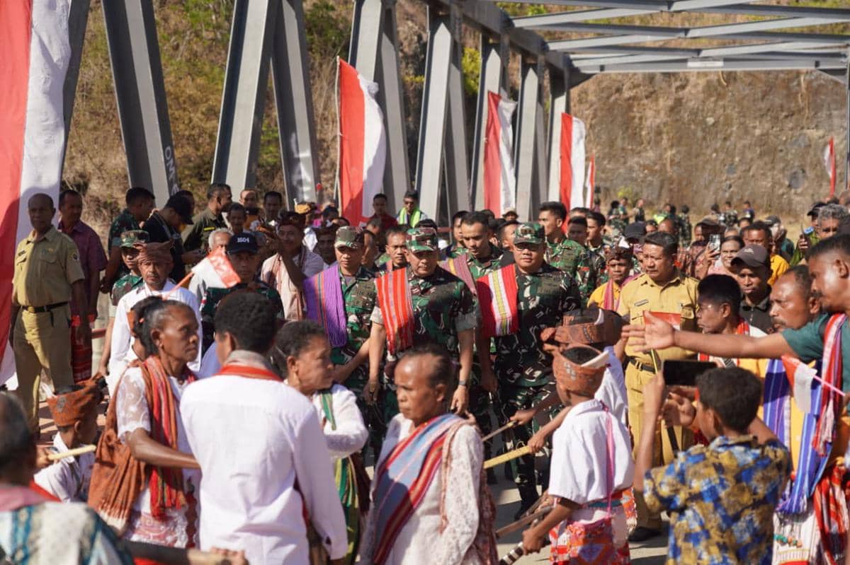 Sejumlah prajurit TNI bersama warga mengenakan pakaian adat menghadiri peninjauan pembangunan jembatan di Amfoang, Kupang, NTT.
