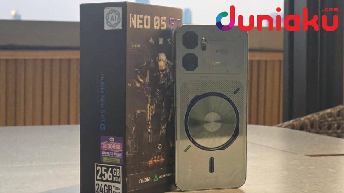 Smartphone nubia Neo 5 GT Special Edition berwarna perak berdiri di samping kotak kemasannya di atas meja dengan latar ruangan.