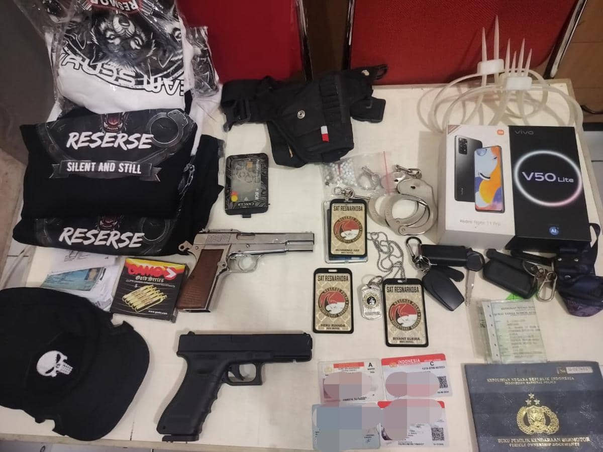Barang bukti polisi gadungan di Tangerang, termasuk senjata api mainan, borgol, kartu identitas palsu, dan pakaian bertulisan reserse.