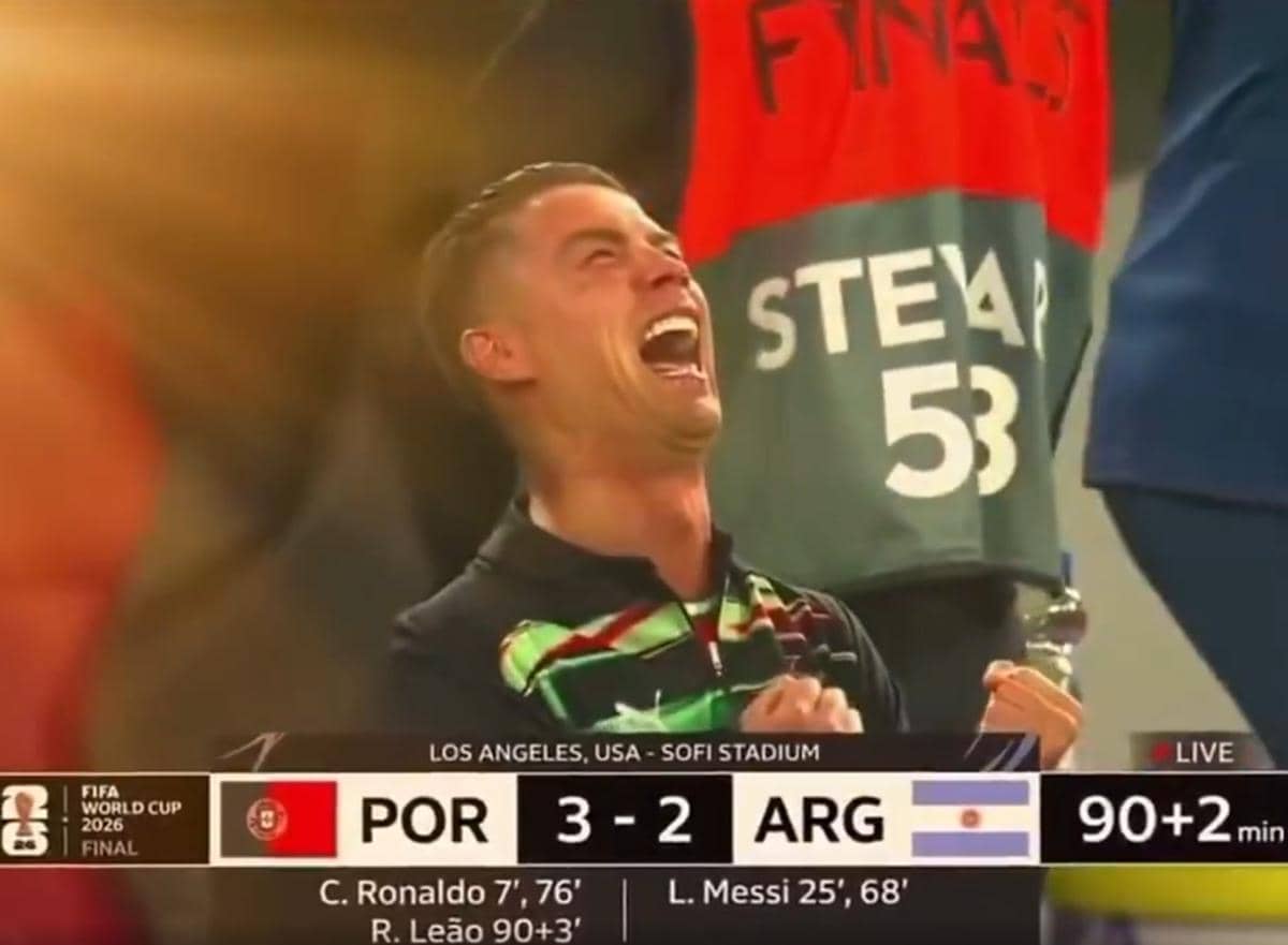 Seorang pemain sepak bola Portugal tertawa lepas di pinggir lapangan dengan latar skor pertandingan Portugal 3-2 Argentina di layar.