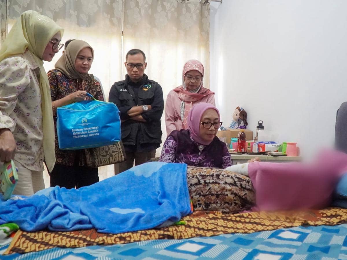 Menteri PPPA Arifah Fauzi mengunjungi korban dugaan kekerasan penyiraman air keras oleh anggota polisi.